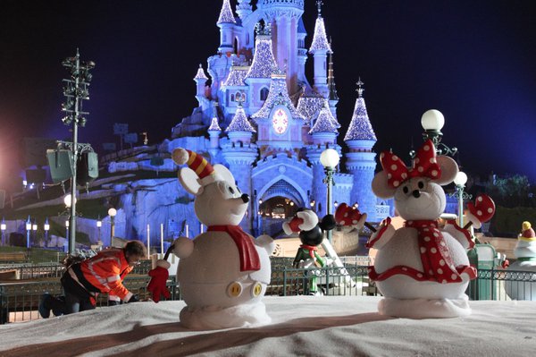 Creating Disney Magic – Installation of the Christmas Decorations ...